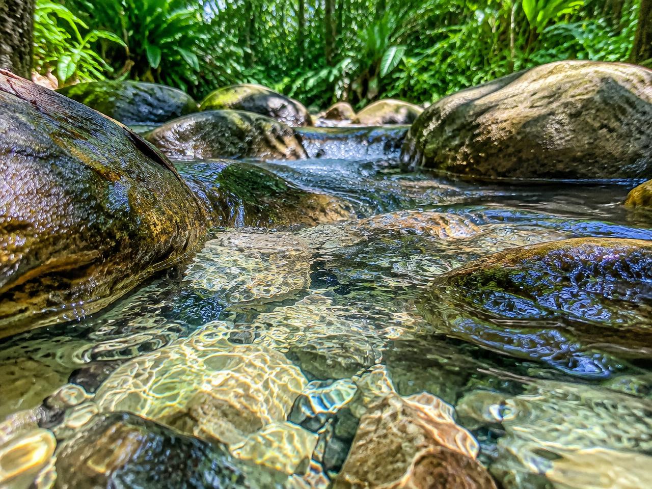 Agua cristalina corriendo entre piedras